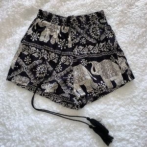 NWOT BEACHY BOHO PATTERN SHORTS SIZE SMALL